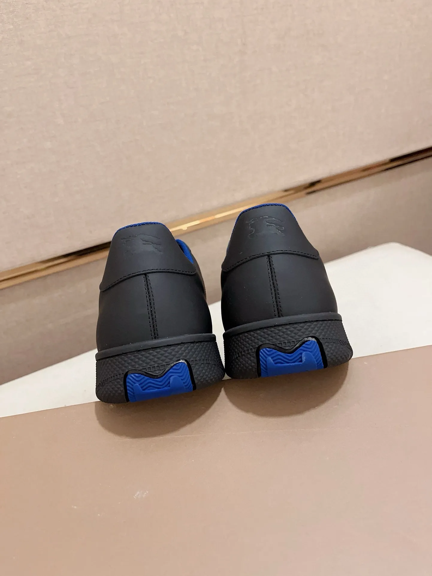 Men's shoes 💰: 560💰🇮🇹🇮🇹The counters are synchronized with Burberry's top purchasing agents🔍🔍Synchronized sales. Positive code number: 38-44. Italian imported cowhide, fully imported sheepskin lining, sole: original sole provided by the original factory, exclusive movable molded sole, super comfortable, original factory follow-up order, 🔍🔍high quality, you can enter and leave the counter at will, welcome to compare (45 yuan for customization, no return or exchange)